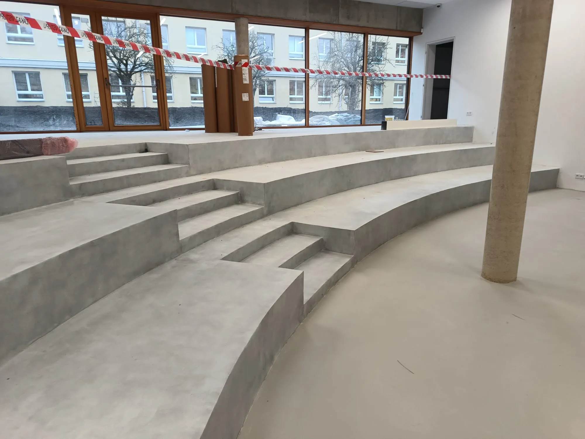 Betonové schody, škola Holýšov